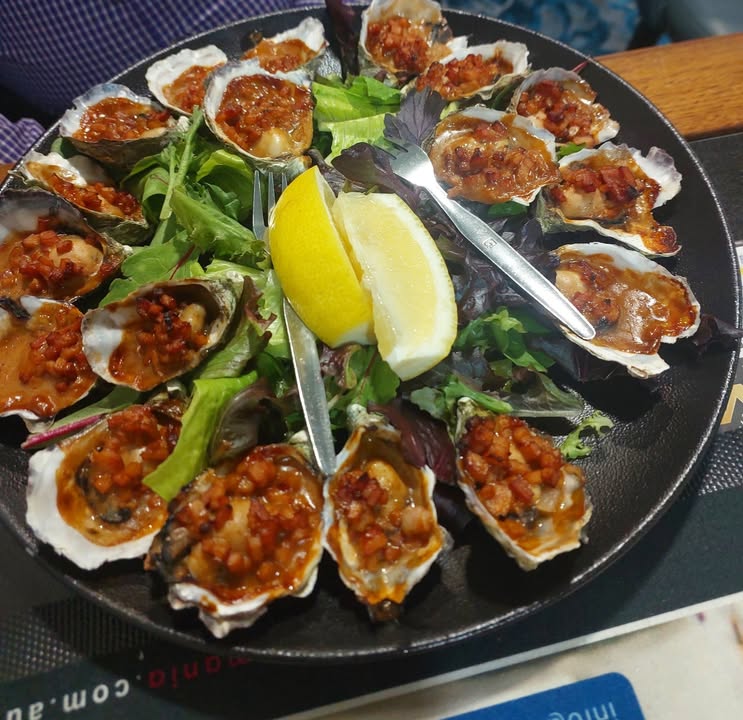 Featured image for “Friday Night Seafood and Entertainment at Wynnum RSL”